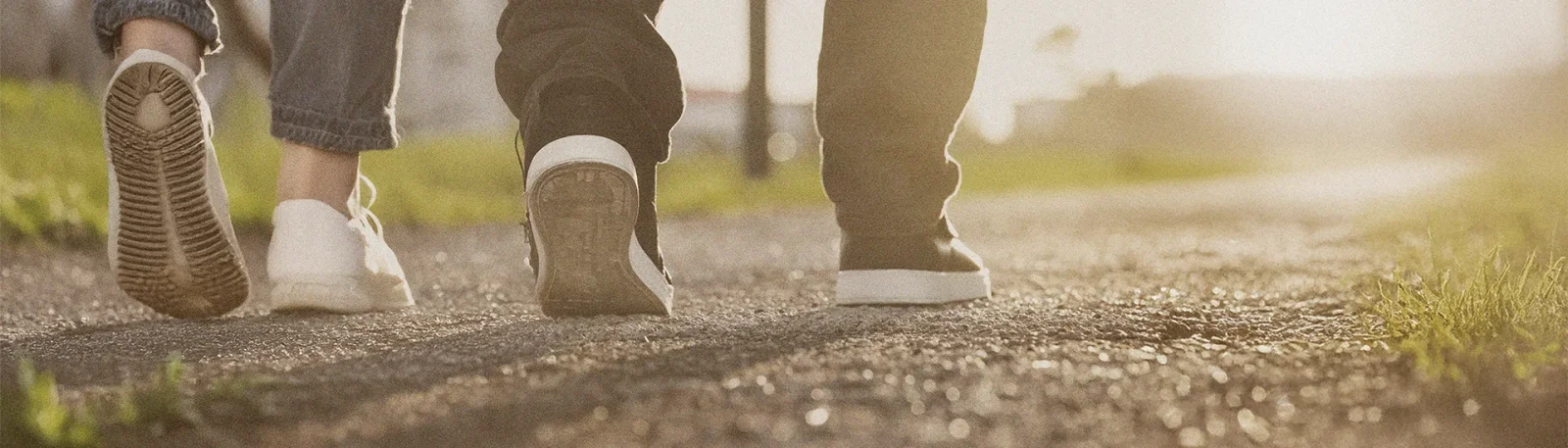 前向きに歩いている写真