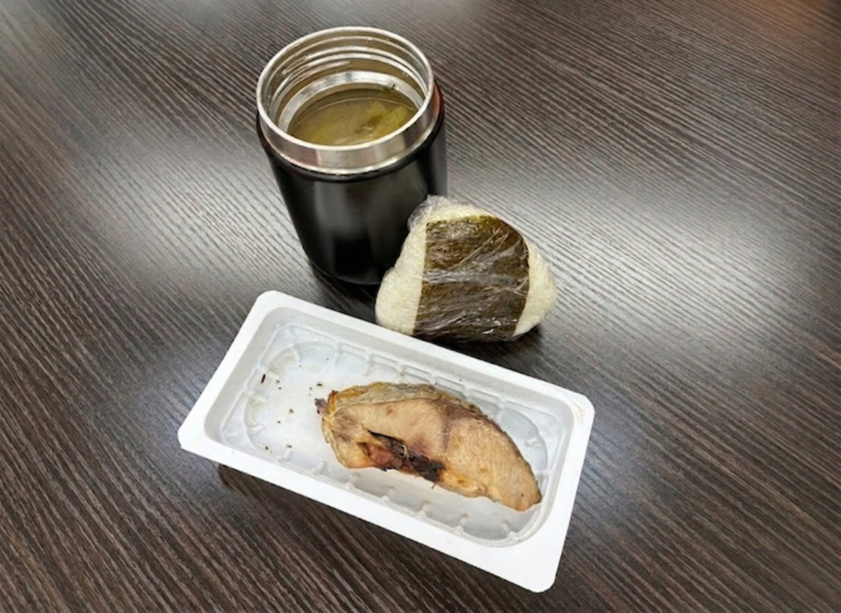 いつものお昼に魚を加えたお弁当の写真